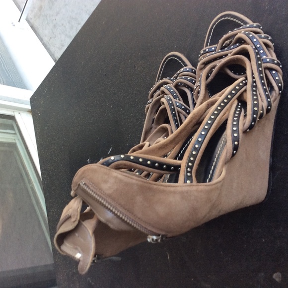 Ladies Shoes - Picture 2 of 3